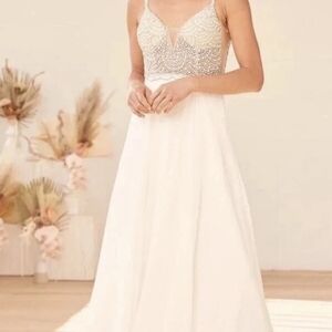 Amelia Couture wedding dress size 6 NWOT